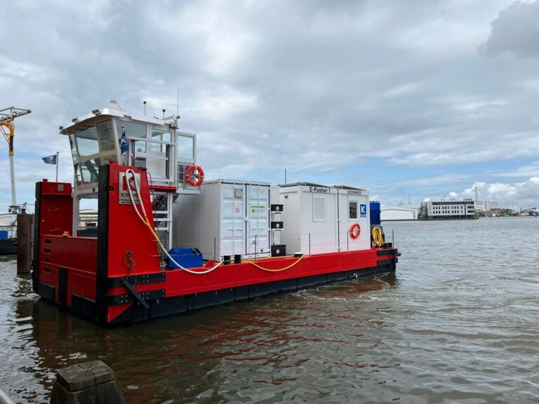 EST-Floattech containerized battery system chosen for Kotug fully electric pusher boat The image shows Kotug International's zero-emission E-Pusher 1 vessel, which features EST-Floattech's ESS Container based on its Octopus Series battery system.