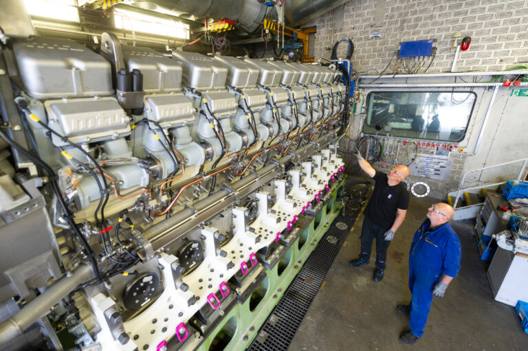 LNG tug powered by a hybrid system with mtu gas engines from Rolls-Royce begins operation in Singapore LNG tug powered by a hybrid system with mtu gas engines from Rolls-Royce begins operation in Singapore