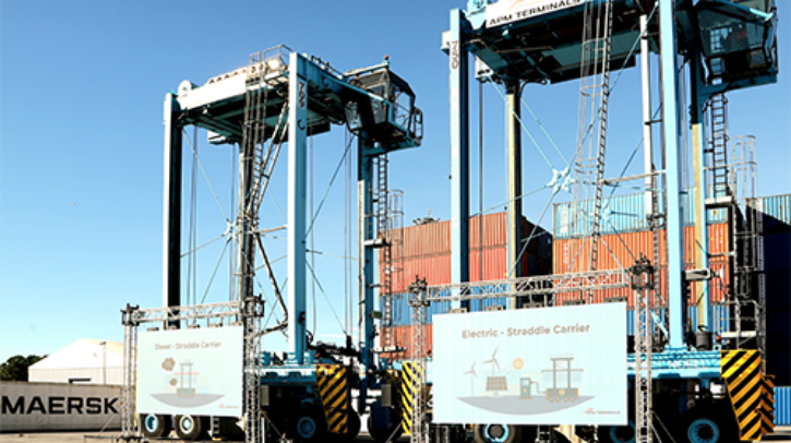 Electric straddle carriers have arrived at the Port of Barcelona, as part of APM Terminals’ target of reducing greenhouse gas emissions.
