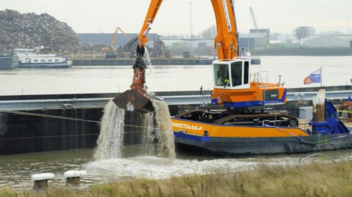 In cooperation with ZEDHub, Smart Delta Drechtsteden, the Municipality of Dordrecht and Port of Rotterdam, Van Oord has carried out a pilot project of an electrified crane vessel Christiaan P in the seaport of Dordrecht.