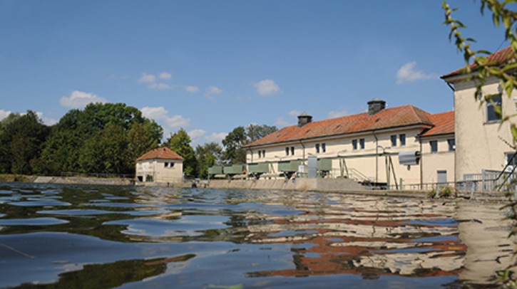 Rolls-Royce procures CO2-free electricity from Stadtwerke Ulm Rolls-Royce has reached a long-term power purchase agreement with Stadtwerke Ulm/Neu-Ulm (SWU) for the annual purchase of around 20,000MWh of CO2-free electrical energy generated from hydropower.