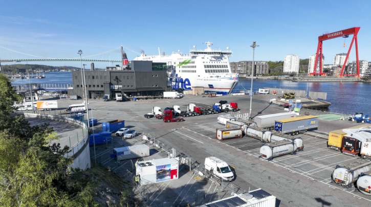 Port of Gothenburg trials hydrogen-fueled shore power The Port of Gothenburg has entered the final phase of its two-week pilot project, in which the port is using a hydrogen-powered generator to supply electricity to docked ships.