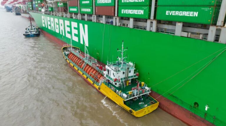 SMDERI-QET achieves first ship-to-ship LCO₂ transfer SMDERI-QET achieves world’s first ship-to-ship LCO₂ transfer, pictured here with a small vessel positioned alongside a larger, green container ship.