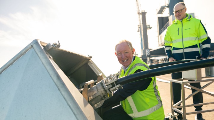 Port Nelson commissions New Zealand’s first electric mobile harbor crane Nelson Mayor Nick Smith, pictured in a yellow high-vis jacket, officially turns the power on for New Zealand's first electric mobile harbor crane