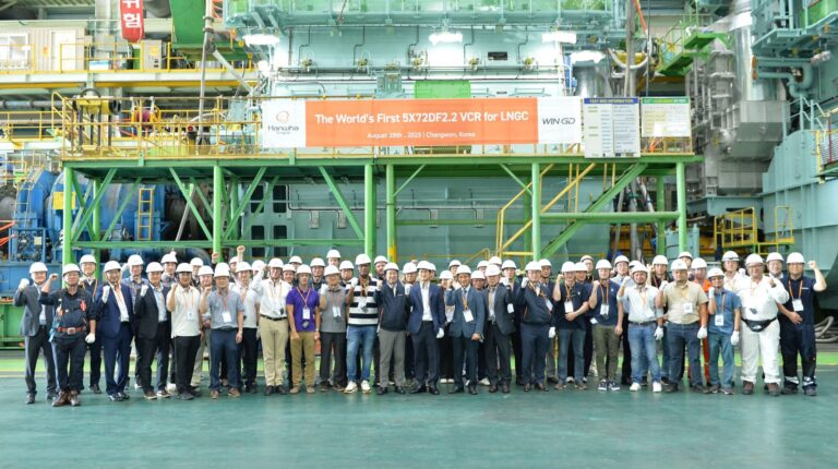 WinGD and Hanwha deliver LNG carrier engine with VCR technology WinGD and Hanwha Engine staff stand together at a cermony to mark the Ceremony celebrating first factory acceptance test of the 5X72DF-2.2 engine with VCR technology