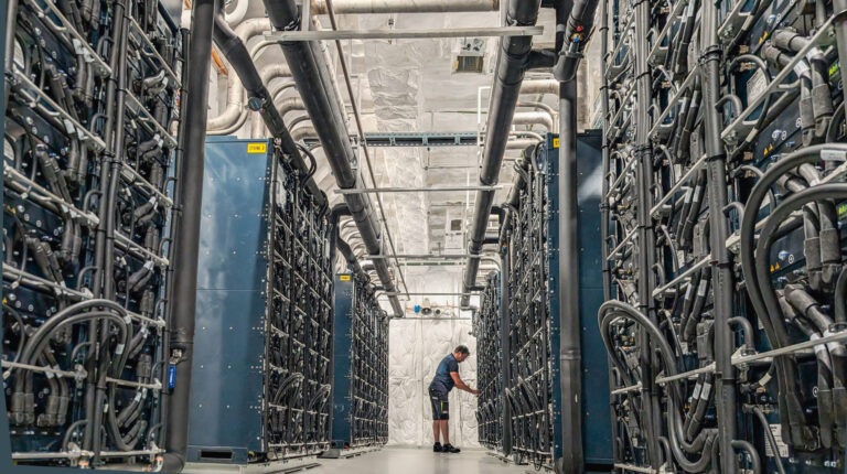 Leclanché and Century Ship Services successfully install marine battery systems on hybrid ocean cruise vessel.